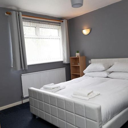 3 Bed Home Sleeps 8 People Located 1 Min From Train Stop - Otley Terrace Oldham Exteriör bild