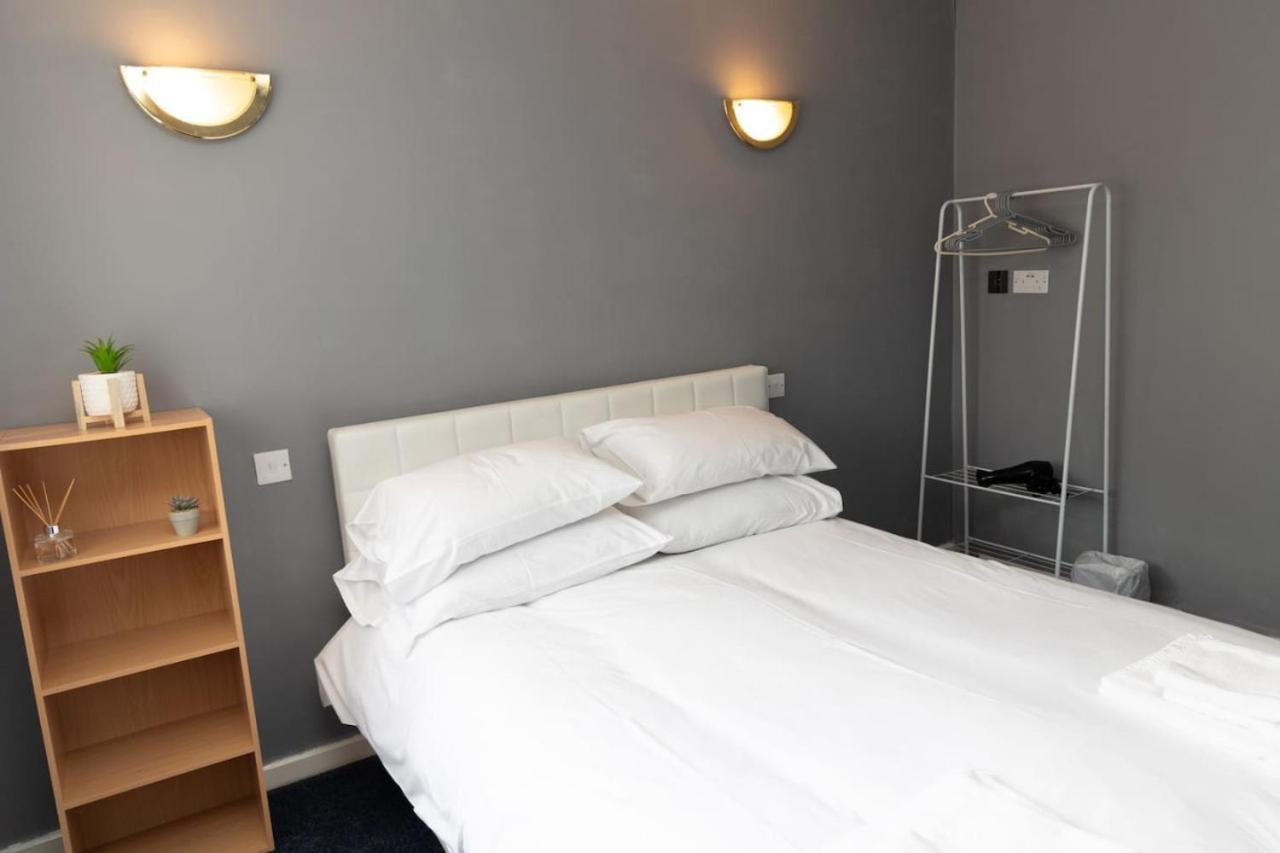 3 Bed Home Sleeps 8 People Located 1 Min From Train Stop - Otley Terrace Oldham Exteriör bild