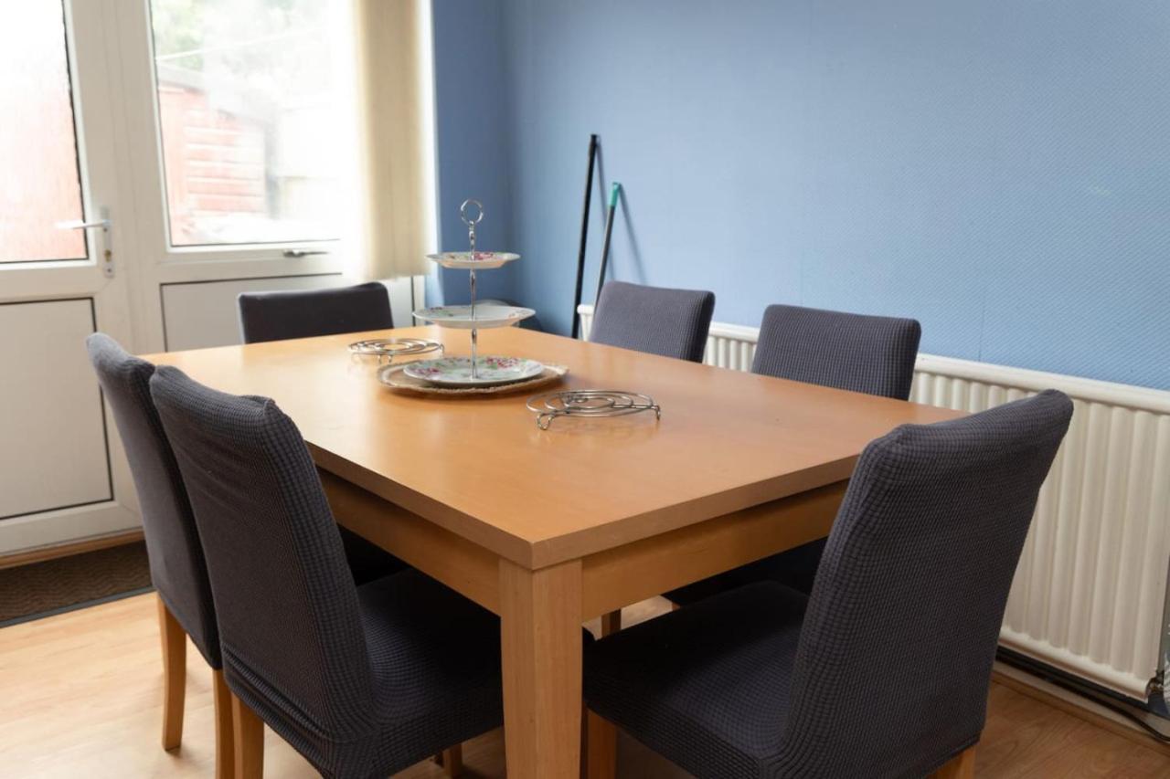 3 Bed Home Sleeps 8 People Located 1 Min From Train Stop - Otley Terrace Oldham Exteriör bild