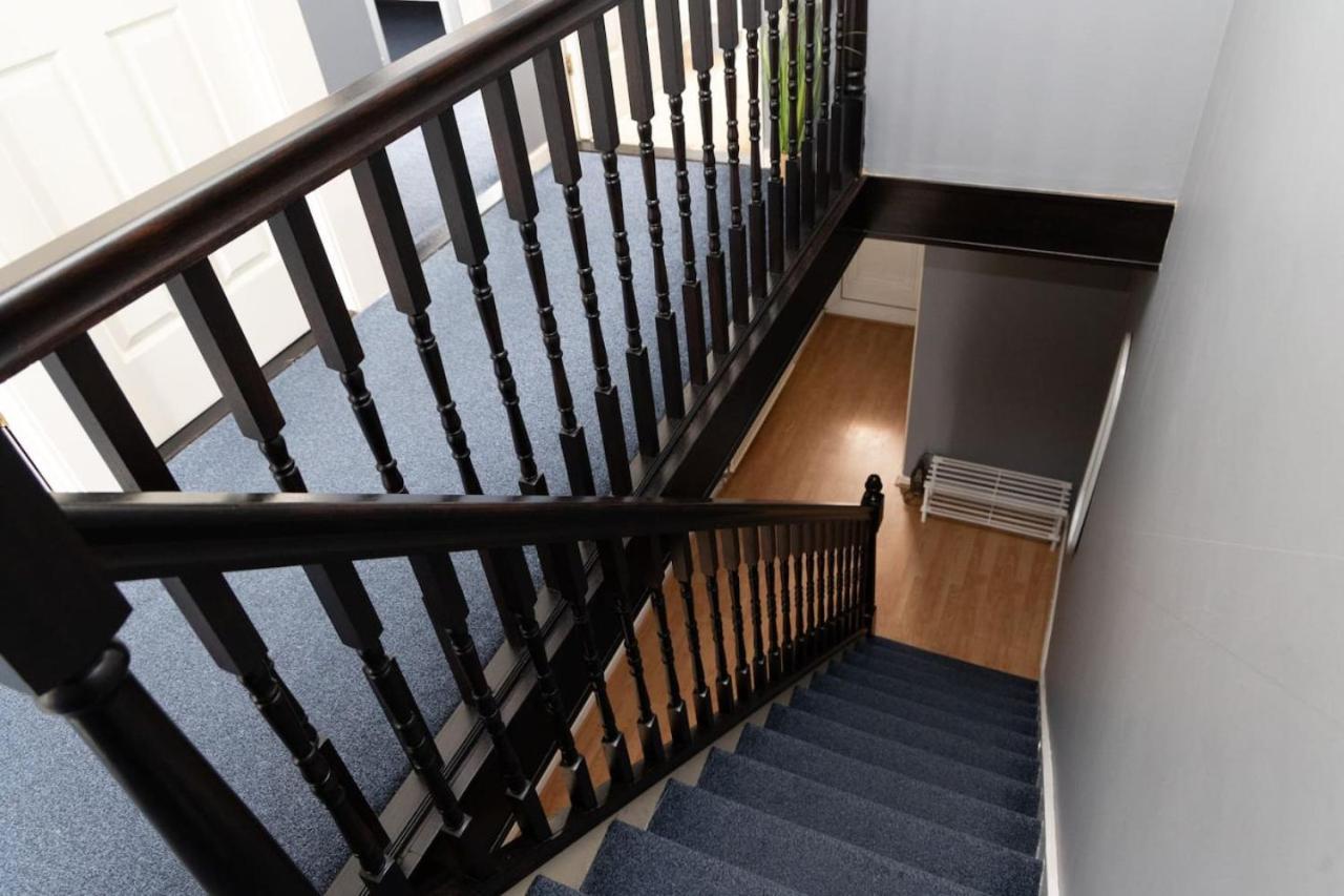 3 Bed Home Sleeps 8 People Located 1 Min From Train Stop - Otley Terrace Oldham Exteriör bild