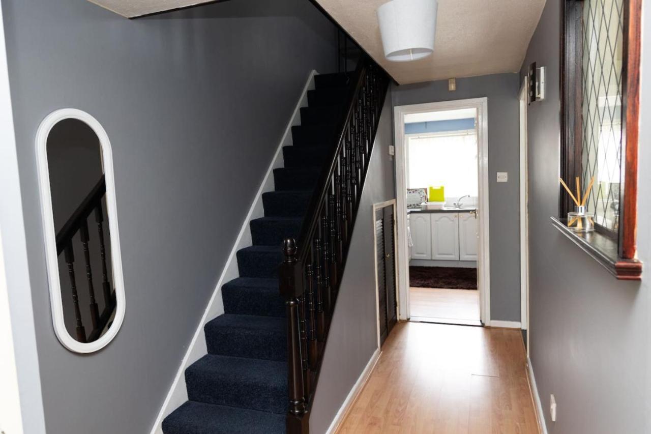 3 Bed Home Sleeps 8 People Located 1 Min From Train Stop - Otley Terrace Oldham Exteriör bild