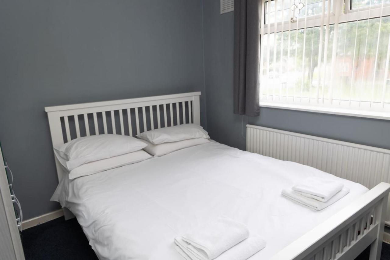 3 Bed Home Sleeps 8 People Located 1 Min From Train Stop - Otley Terrace Oldham Exteriör bild