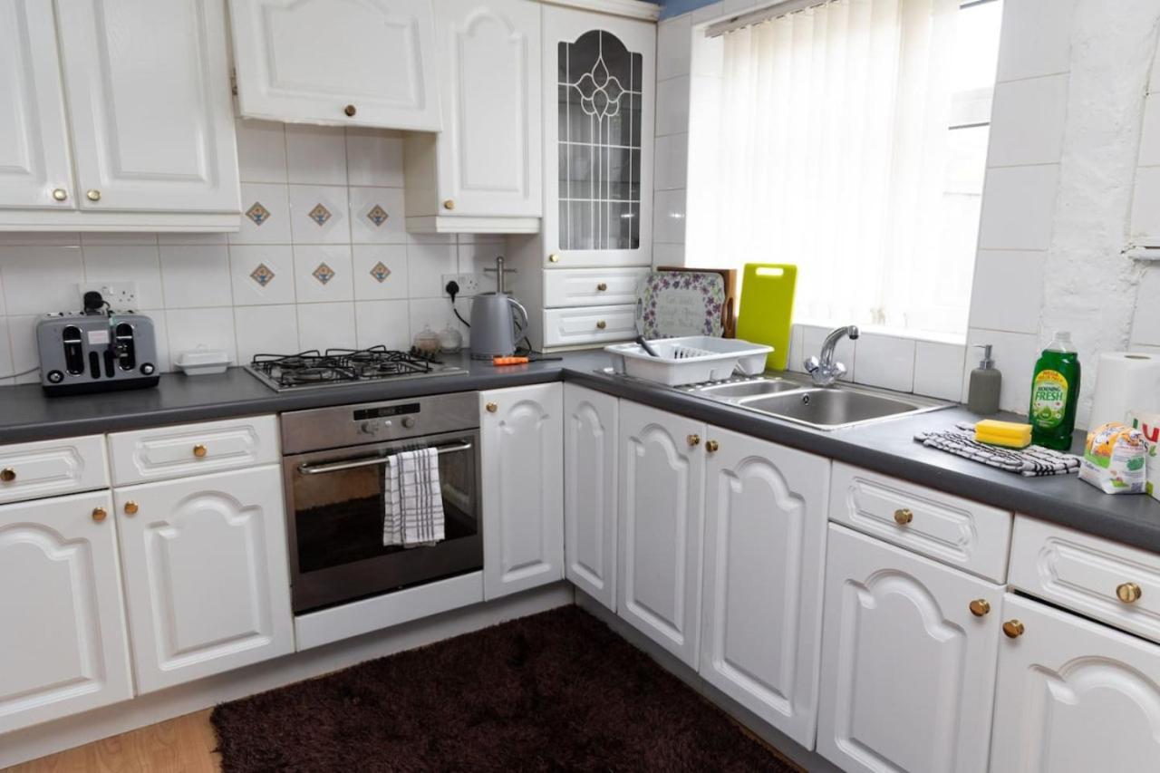 3 Bed Home Sleeps 8 People Located 1 Min From Train Stop - Otley Terrace Oldham Exteriör bild