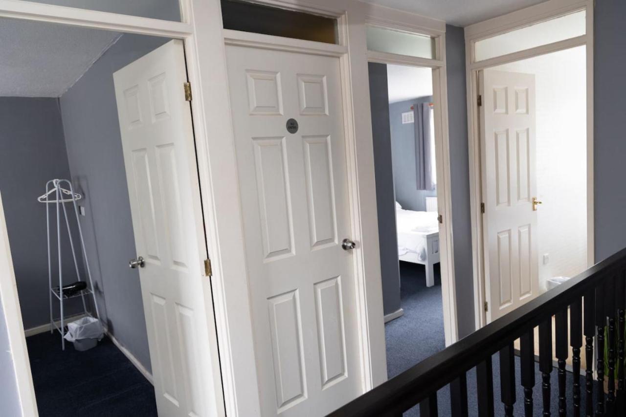 3 Bed Home Sleeps 8 People Located 1 Min From Train Stop - Otley Terrace Oldham Exteriör bild