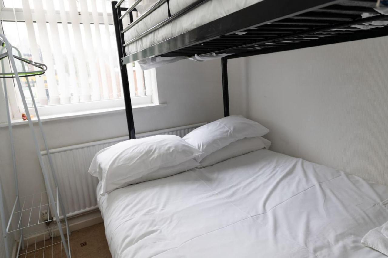 3 Bed Home Sleeps 8 People Located 1 Min From Train Stop - Otley Terrace Oldham Exteriör bild