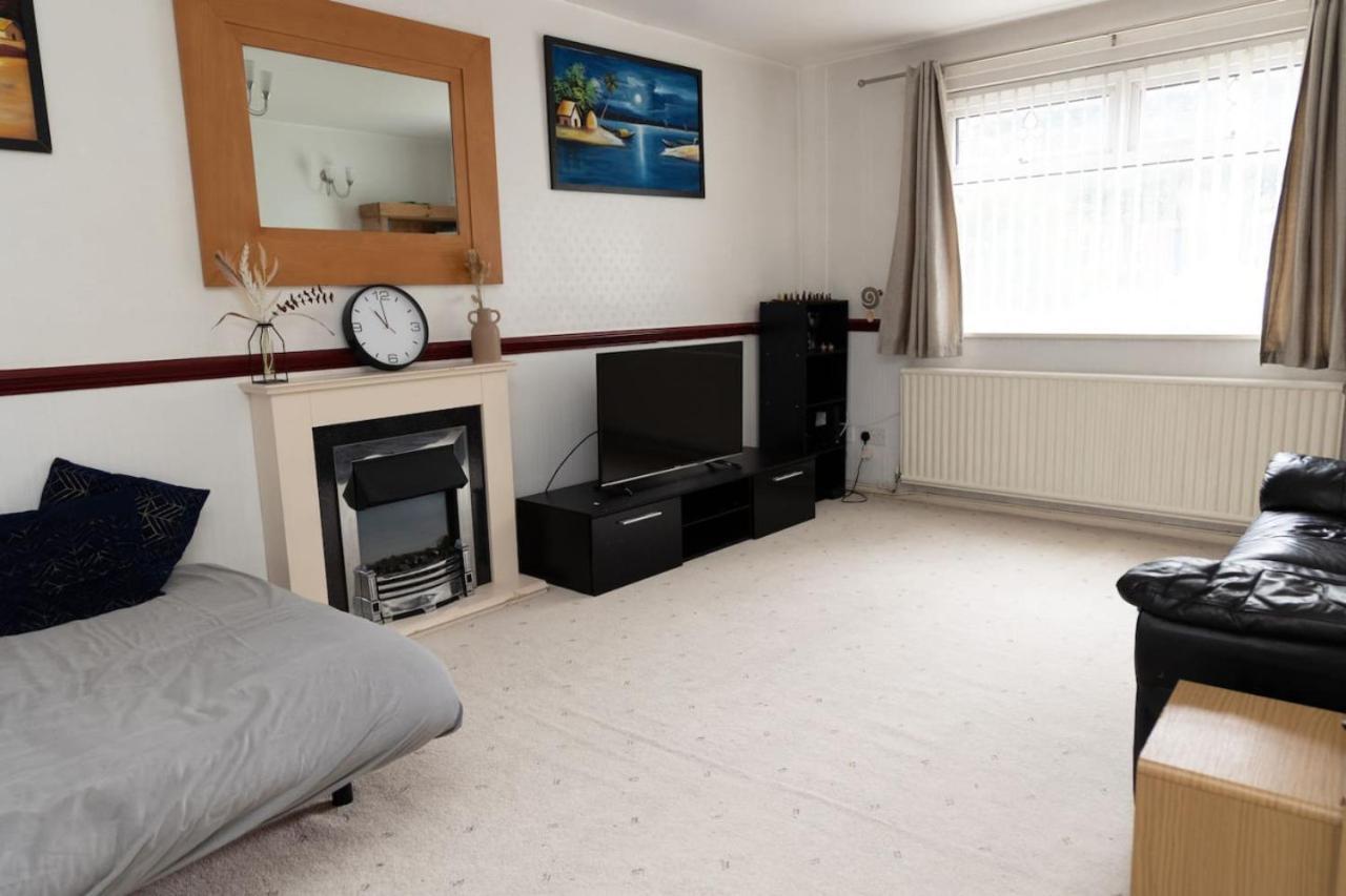 3 Bed Home Sleeps 8 People Located 1 Min From Train Stop - Otley Terrace Oldham Exteriör bild