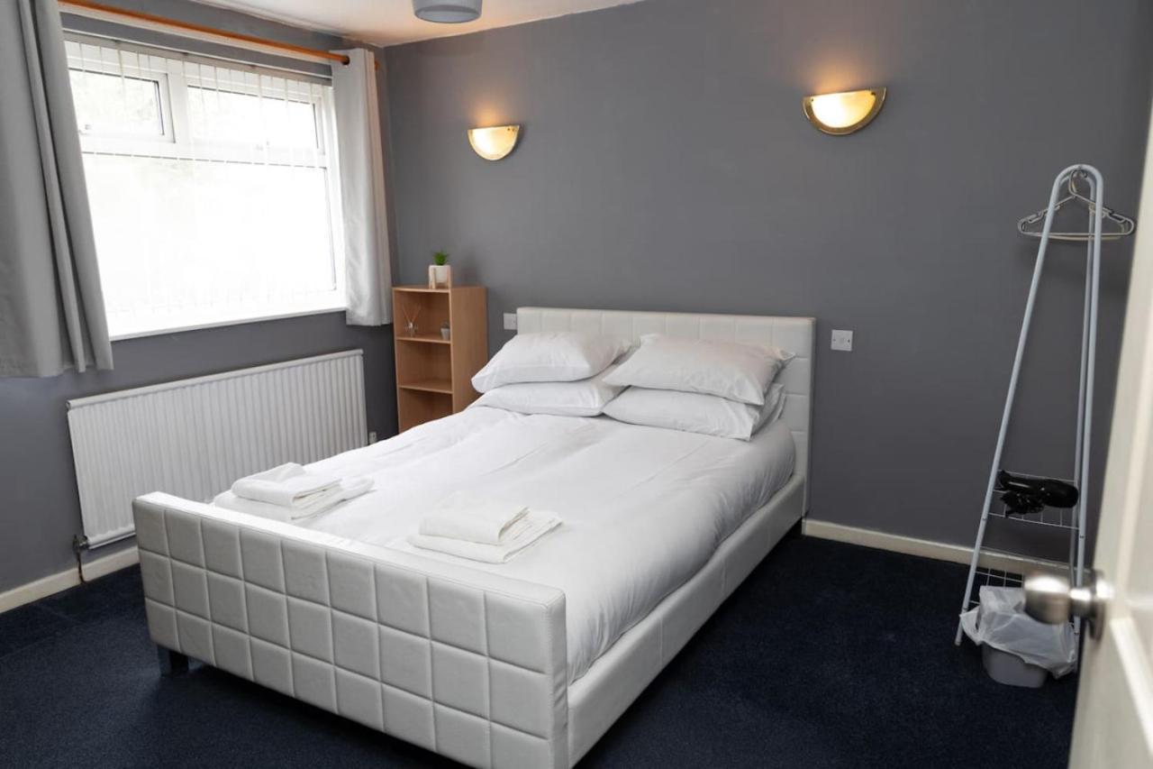 3 Bed Home Sleeps 8 People Located 1 Min From Train Stop - Otley Terrace Oldham Exteriör bild